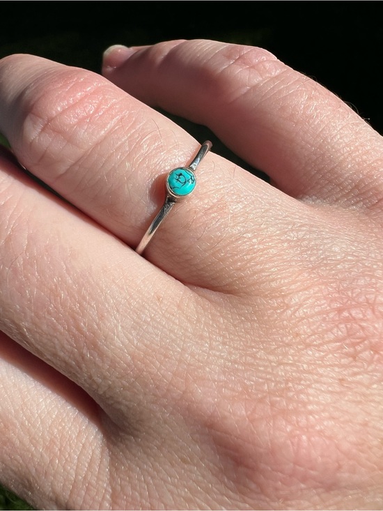 Source Unknown Jewelry - Sterling Silver Turquoise Accent Minimalist Ring - Approximately Finger Size 5